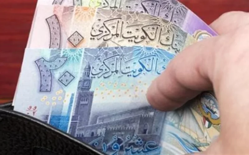 تباين طفيف في سعر الدينار الكويتي مقابل الجنيه المصري خلال تعاملات اليوم